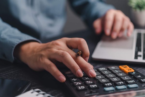 Alquilar un piso a alguien sin nómina: ¿es recomendable?