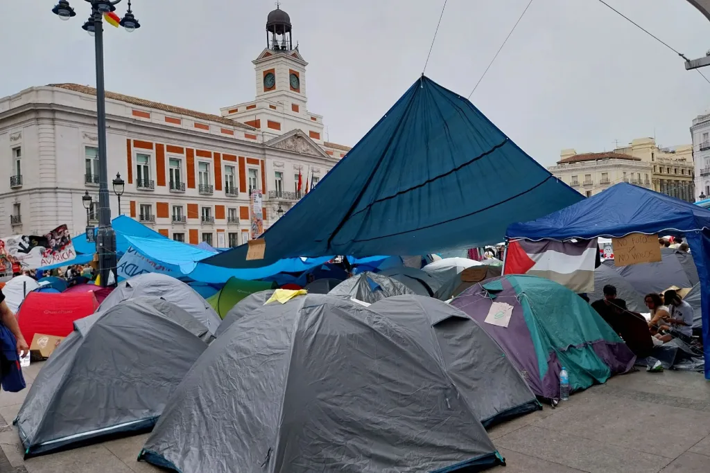 Decreto de vivienda 2026: qué cambia para los propietarios 1 Tiendas de campaña de la acampada por la vivienda en la Puerta del Sol de Madrid, septiembre de 2026